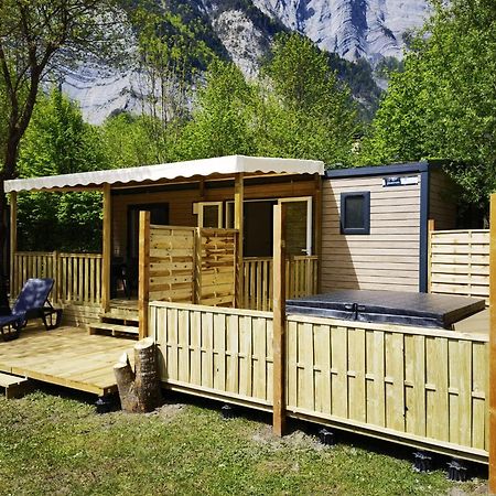 Camping Le Colporteur Hotell Le Bourg-dʼOisans Exteriör bild