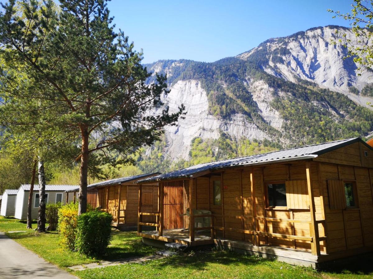 Camping Le Colporteur Hotell Le Bourg-dʼOisans Exteriör bild