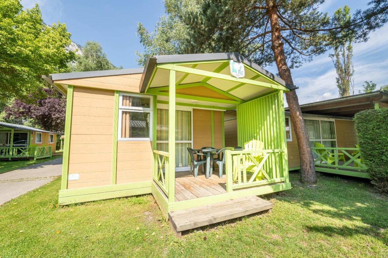 Camping Le Colporteur Hotell Le Bourg-dʼOisans Exteriör bild