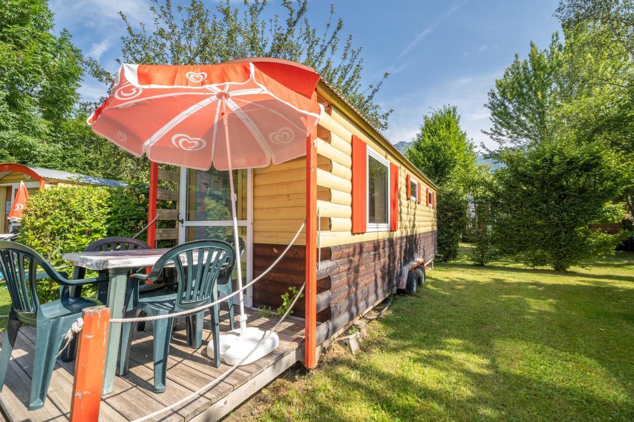 Camping Le Colporteur Hotell Le Bourg-dʼOisans Exteriör bild