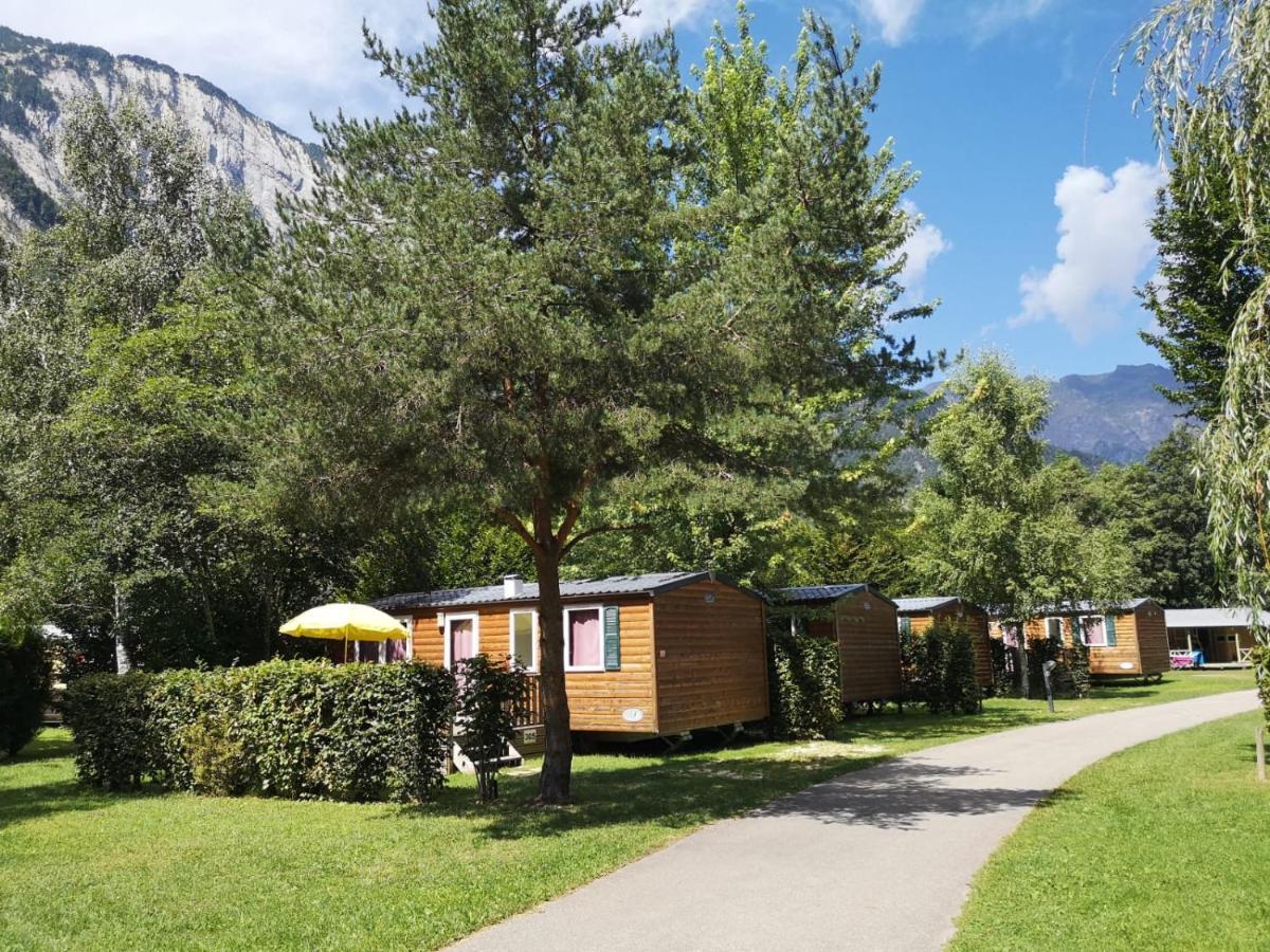Camping Le Colporteur Hotell Le Bourg-dʼOisans Exteriör bild