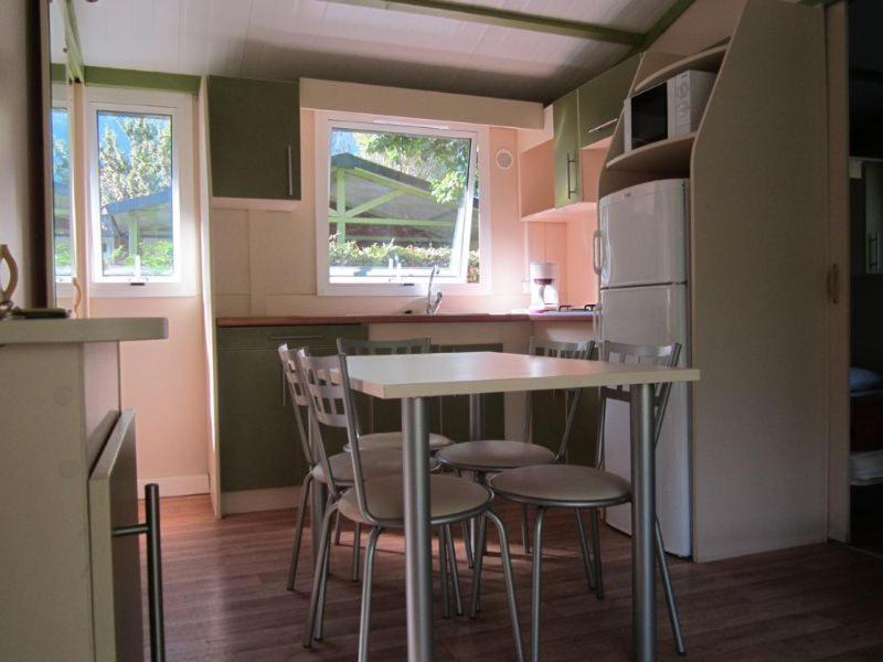 Camping Le Colporteur Hotell Le Bourg-dʼOisans Exteriör bild