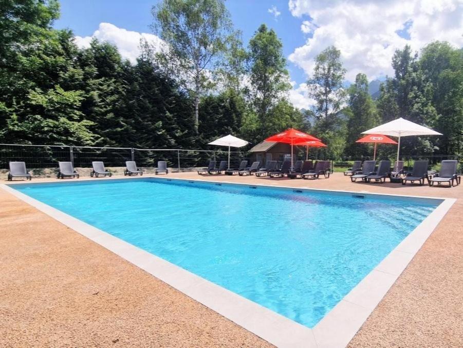 Camping Le Colporteur Hotell Le Bourg-dʼOisans Exteriör bild