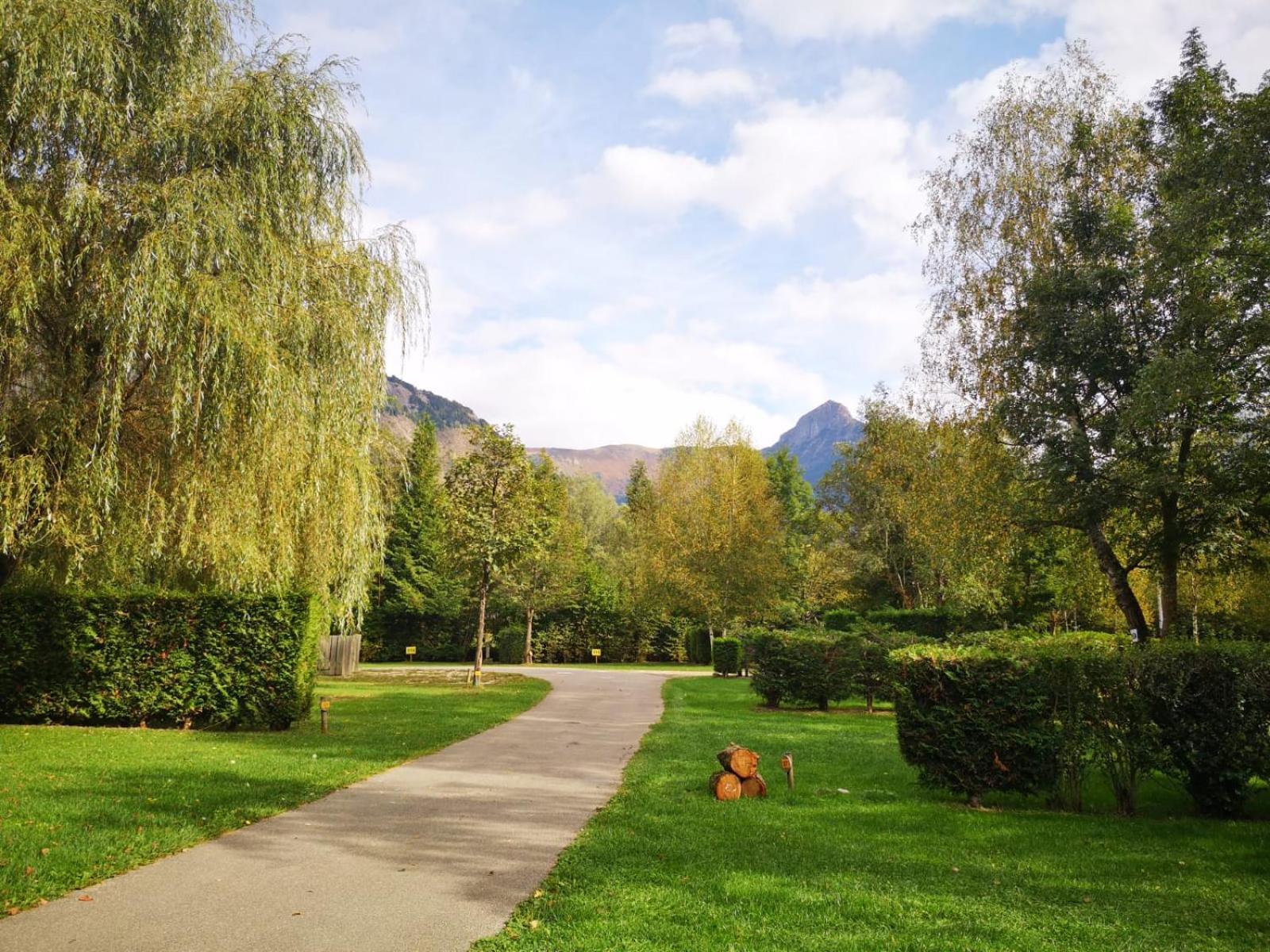 Camping Le Colporteur Hotell Le Bourg-dʼOisans Exteriör bild