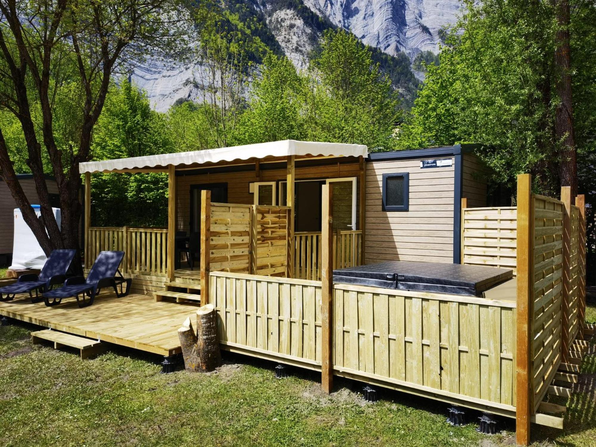 Camping Le Colporteur Hotell Le Bourg-dʼOisans Exteriör bild
