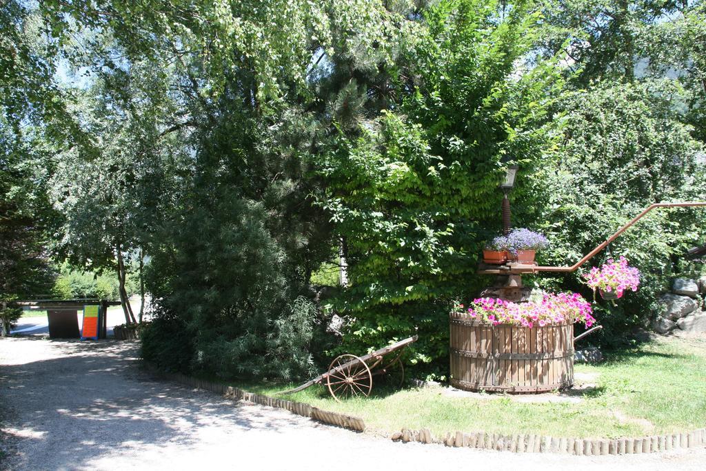 Camping Le Colporteur Hotell Le Bourg-dʼOisans Exteriör bild