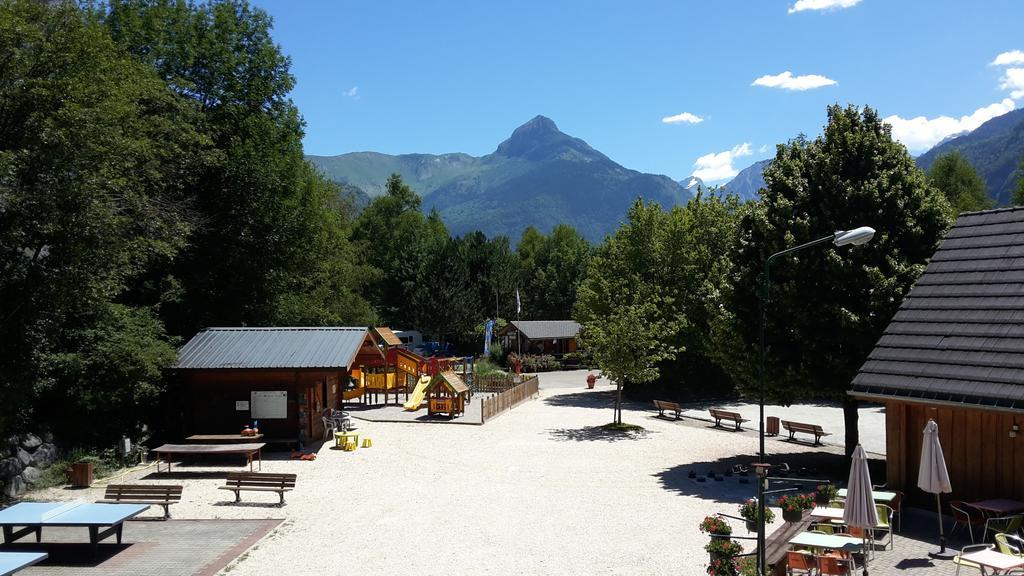 Camping Le Colporteur Hotell Le Bourg-dʼOisans Exteriör bild