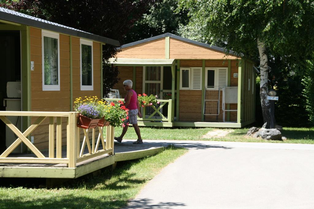 Camping Le Colporteur Hotell Le Bourg-dʼOisans Exteriör bild
