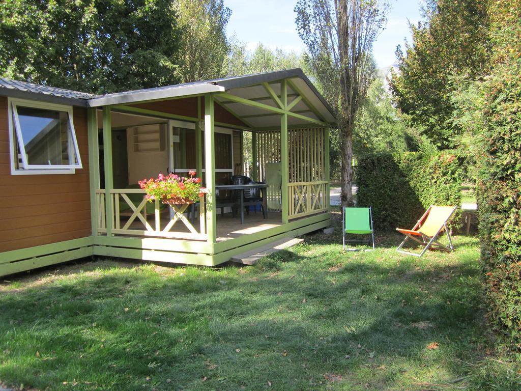 Camping Le Colporteur Hotell Le Bourg-dʼOisans Exteriör bild