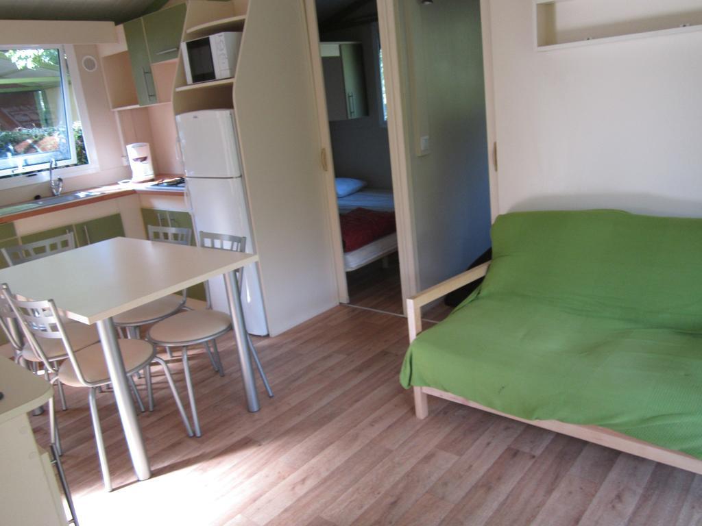 Camping Le Colporteur Hotell Le Bourg-dʼOisans Exteriör bild
