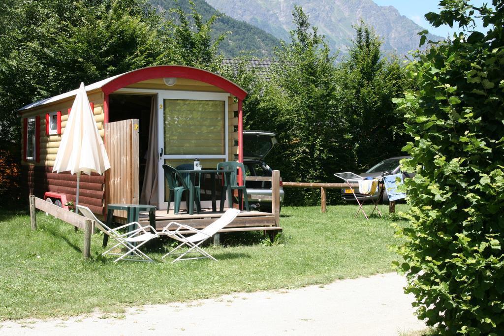 Camping Le Colporteur Hotell Le Bourg-dʼOisans Exteriör bild