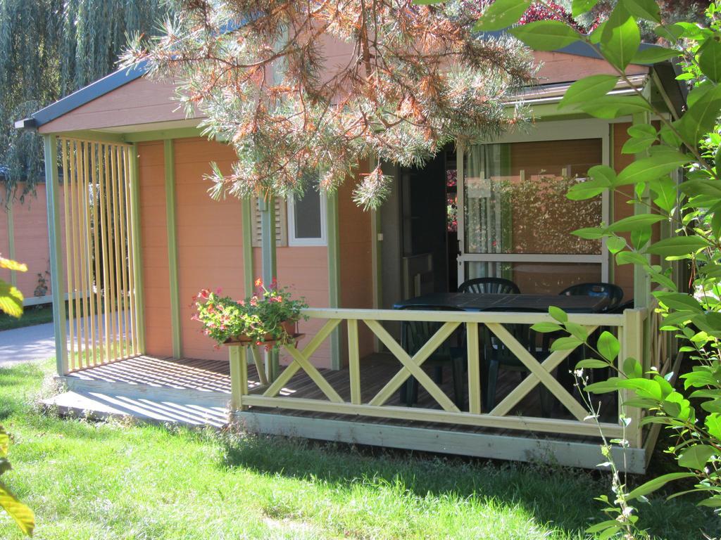 Camping Le Colporteur Hotell Le Bourg-dʼOisans Exteriör bild
