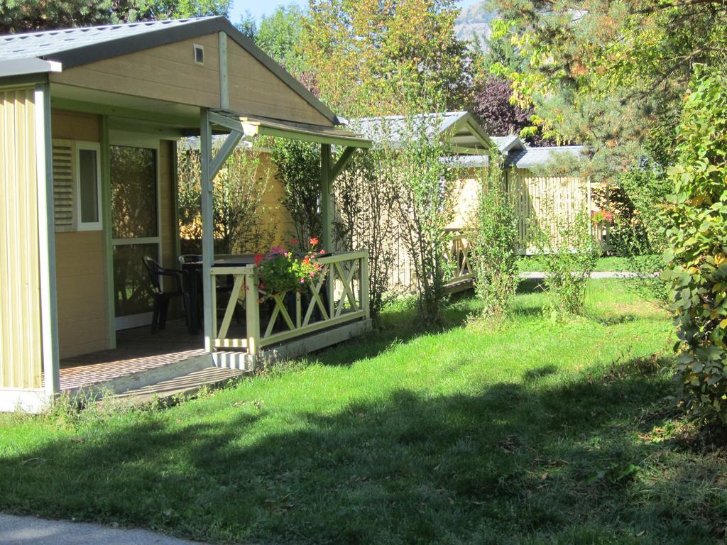 Camping Le Colporteur Hotell Le Bourg-dʼOisans Exteriör bild
