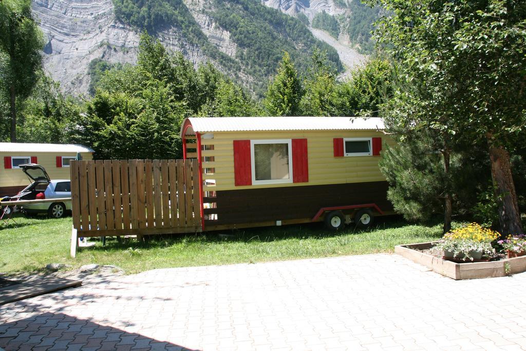Camping Le Colporteur Hotell Le Bourg-dʼOisans Exteriör bild