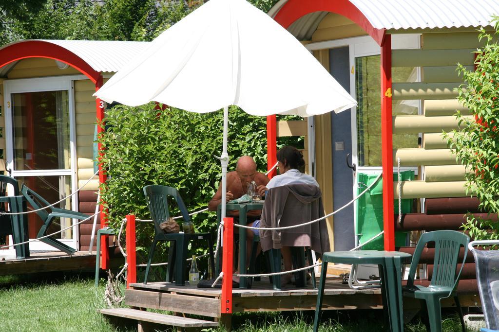 Camping Le Colporteur Hotell Le Bourg-dʼOisans Exteriör bild