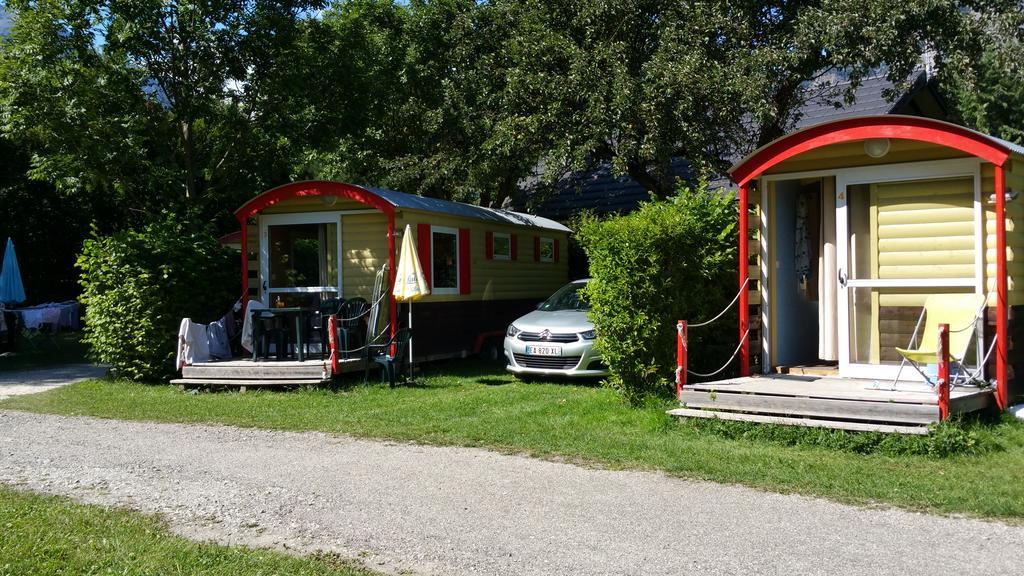 Camping Le Colporteur Hotell Le Bourg-dʼOisans Exteriör bild