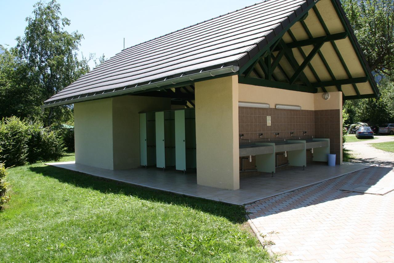 Camping Le Colporteur Hotell Le Bourg-dʼOisans Exteriör bild