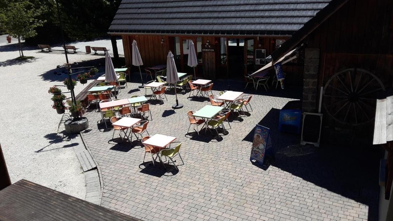 Camping Le Colporteur Hotell Le Bourg-dʼOisans Exteriör bild