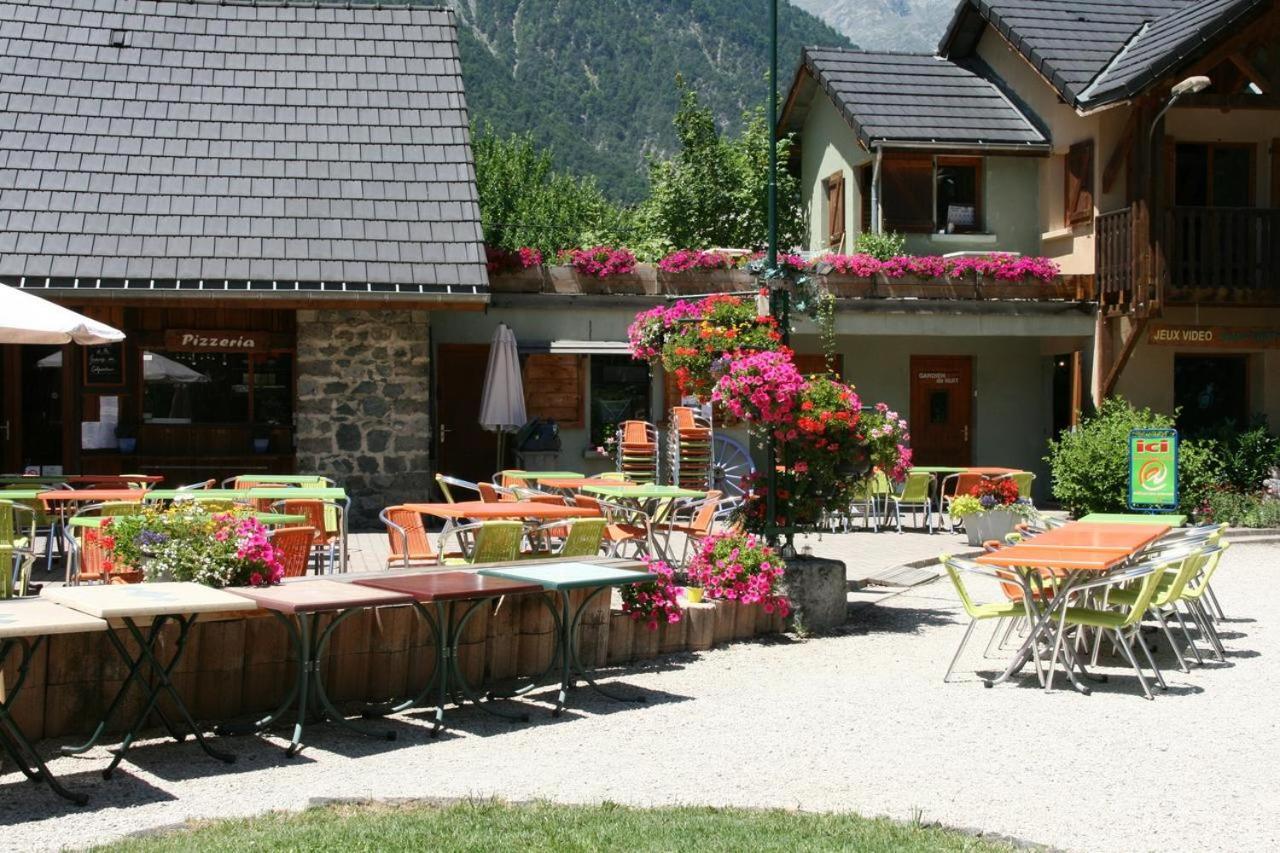 Camping Le Colporteur Hotell Le Bourg-dʼOisans Exteriör bild