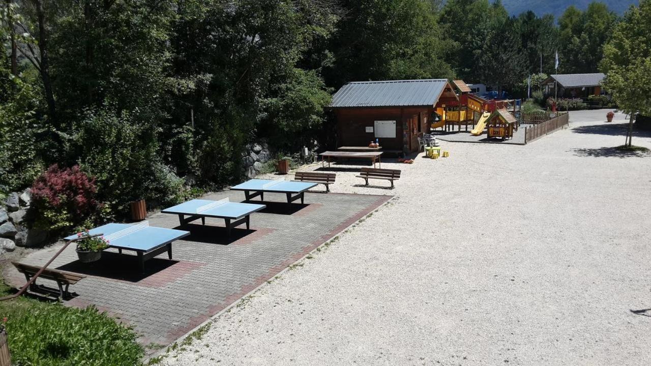 Camping Le Colporteur Hotell Le Bourg-dʼOisans Exteriör bild